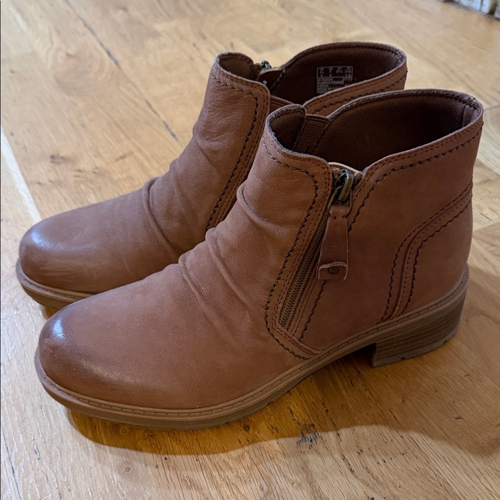 Clarks Tan Leather Side-Zip Ankle Boots size 7M